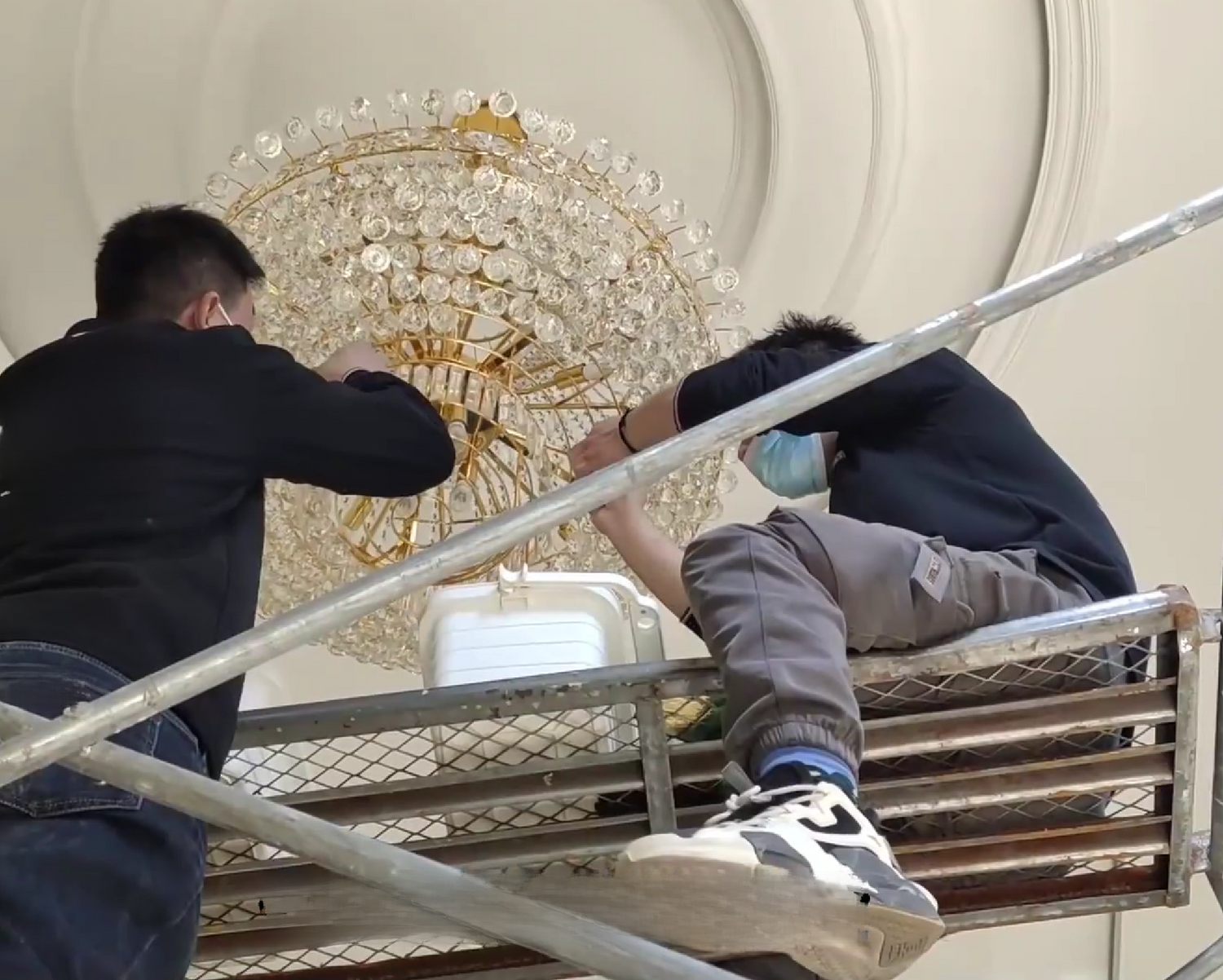 Clean the chandelier with scaffolding