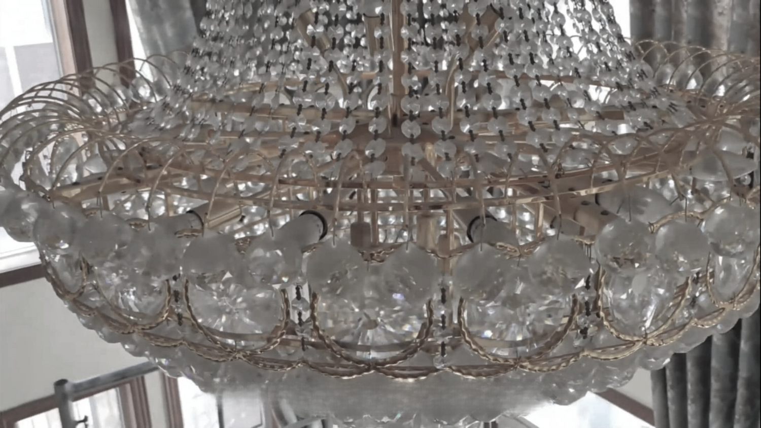 Dust-Covered_Chandelier